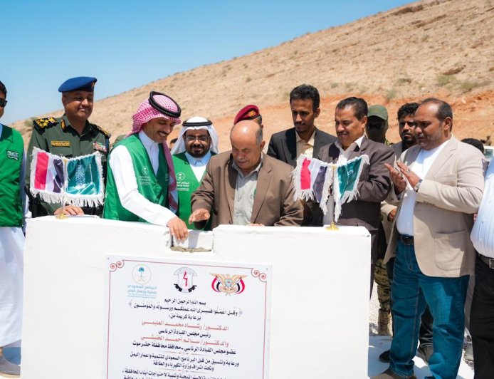 بدعم سعودي.. الخنبشي يضع حجر الأساس لمشروع محطاتي توليد إسعافية لكهرباء ساحل حضرموت 