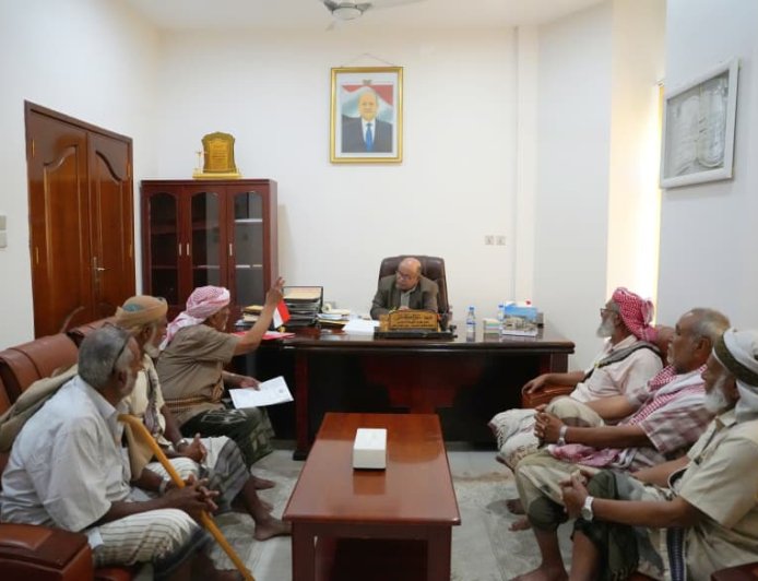 عضو مجلس القيادة محافظ حضرموت يلتقي وفداً من أبناء لبنة بارشيد والحيسر ويطّلع على أبرز احتياجاتهم الخدمية