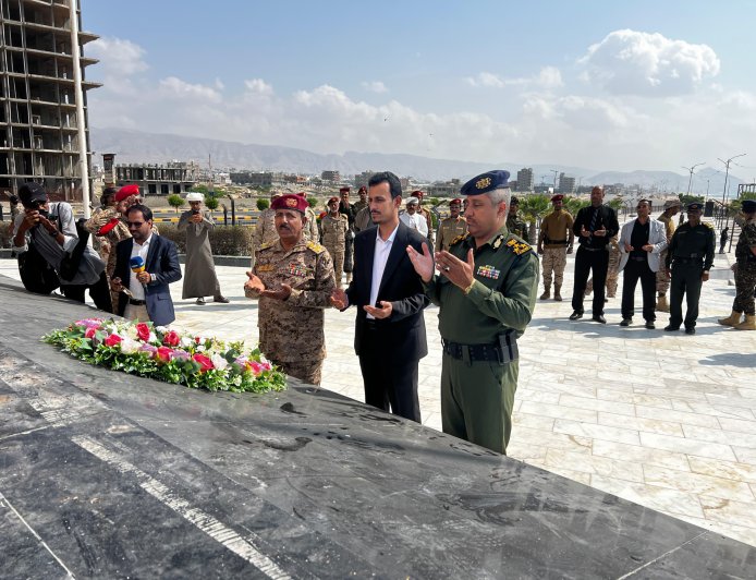 الوكيل الجيلاني واللواء اليميني والعميد الجابري يضعون إكليلًا من الورود على ضريح الجندي المجهول