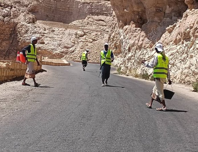 شباب بضه يبدأون صيانة عقبة بضه بجهود تطوعية