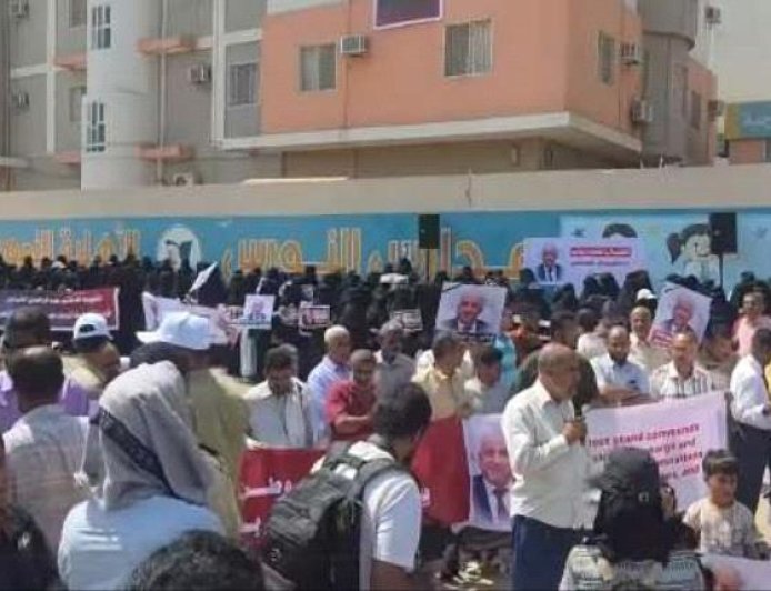 وقفة احتجاجية أمام مدارس النورس للمطالبة بالكشف عن المتورطين في أغتيال الدكتور الشاعر