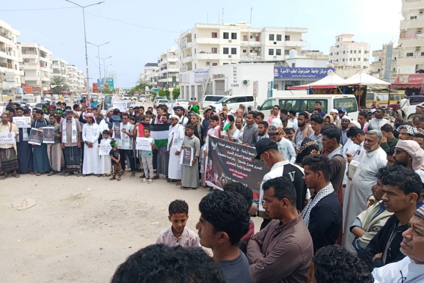 أهالي حي بالمساكن في المكلا ينظمون وقفة تضامنية مع الأسرى الفلسطينيين