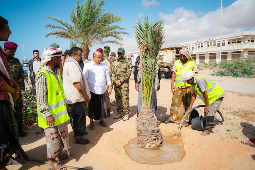 الخنبشي يدشن مشروع إعادة تأهيل شارع مطار الريان بحضرموت