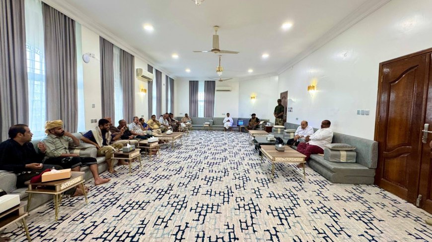 لقاء في المكلا يجمع الخنبشي بأسر ضحايا مسجد الزيار وسط تأكيدات بالإنصاف