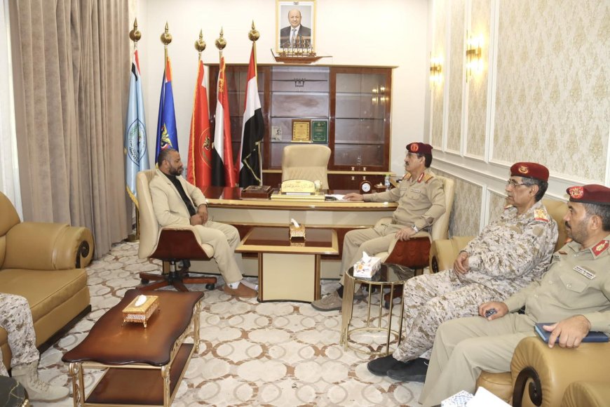 تحت راية الجمهورية.. وزير الدفاع يناقش مع محافظ الضالع تحديات المرحلة