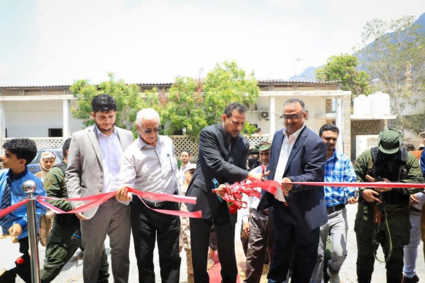 محافظ عدن يفتتح المبنى الجديد للسلطة المحلية بالتواهي