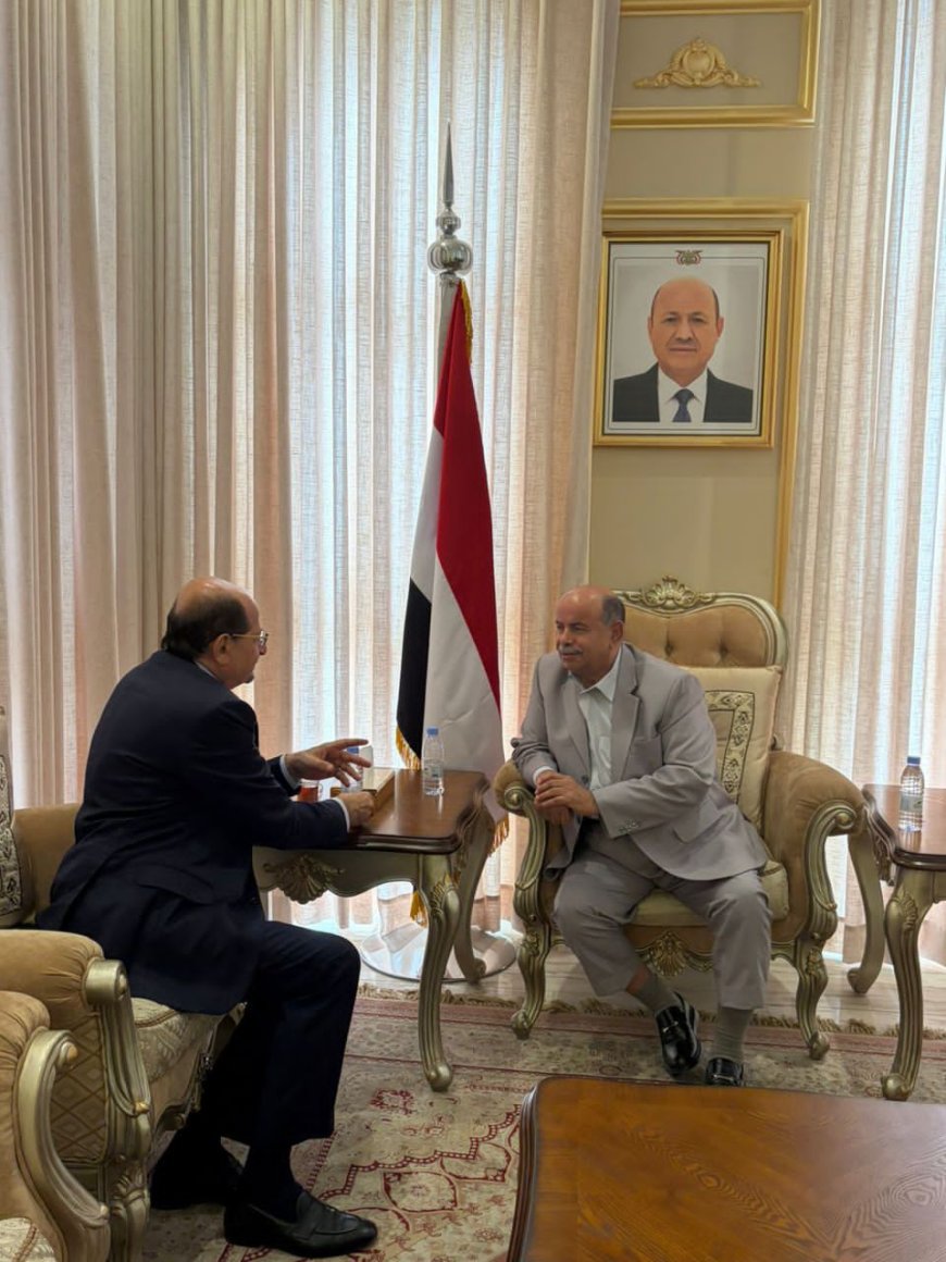 الخنبشي يناقش مع رئيس مجلس الوزراء مستجدات الأوضاع العامة وجهود الحكومة في تعزيز العمل المؤسسي