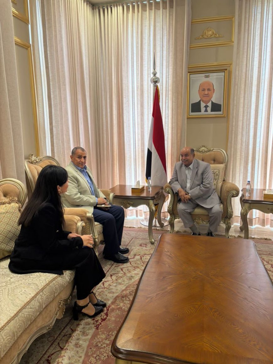 عضو مجلس القيادة الخنبشي يلتقي وفد مركز الحوار الإنساني ويؤكد أهمية الشراكة الدولية لدعم الاستقرار