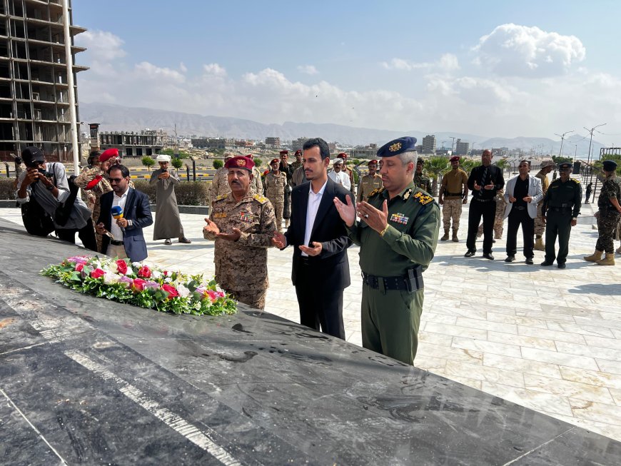 الوكيل الجيلاني واللواء اليميني والعميد الجابري يضعون إكليلًا من الورود على ضريح الجندي المجهول
