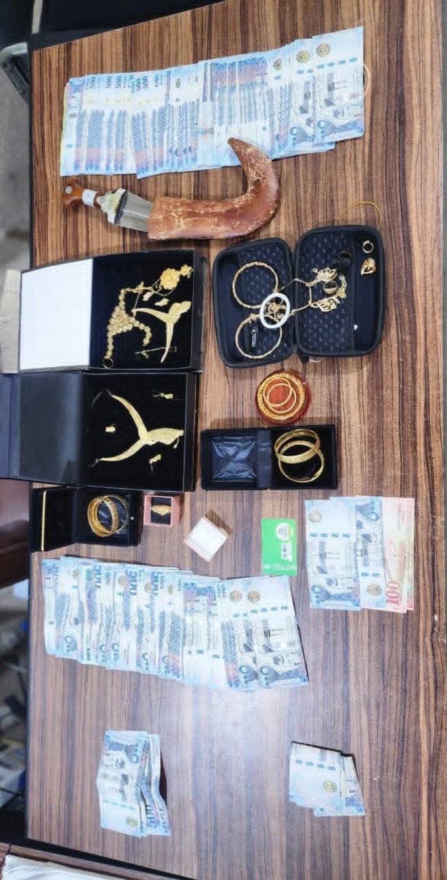 البحث الجنائي يضبط شخصين متورطين بسرقة ذهب يقدر 400,000 ريال سعودي بالمكلا