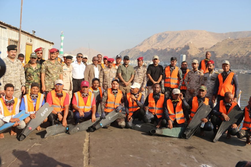 قوات خفر سواحل حضرموت تدشن حملة لتنظيف حوض ميناء المكلا