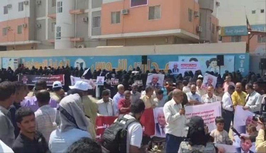 وقفة احتجاجية أمام مدارس النورس للمطالبة بالكشف عن المتورطين في أغتيال الدكتور الشاعر