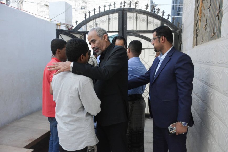 عضو مجلس القيادة الصبيحي يقدم واجب العزاء في استشهاد الدكتور الشاعر