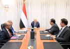 العليمي يترأس اجتماعاً حكومياً بحضور الخنبشي والزنداني لمتابعة الملفات الاقتصادية والخدمية