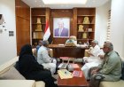 الخنبشي يتسلّم وثيقة حضرموت ويؤكد أهمية توحيد الموقف الحضرمي وتعزيز حضوره السياسي