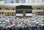الحجاج المتعجلون يؤدون طواف الوداع في المسجد الحرام