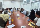 رئيس الهيئة العامة للطيران يطلع على سير العمل بمطار الريان الدولي