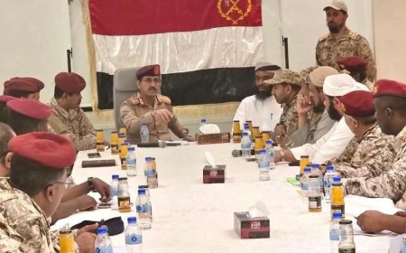 وزير الدفاع يؤكد رفع الجاهزية وتعزيز الأمن خلال اجتماع موسع بقيادة المنطقة الأولى
