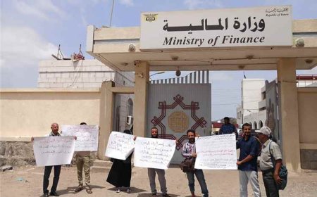 موظفو الضرائب ينفذون وقفة احتجاجية أمام وزارة المالية بعدن للمطالبة بمستحقاتهم