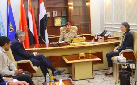 وزير الدفاع يلتقي رئيس بعثة الاتحاد الأوروبي وسفيرة فرنسا لدى اليمن