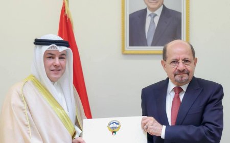 الزنداني يتسلم أوراق اعتماد السفير الكويتي ويؤكد متانة العلاقات اليمنية الكويتية