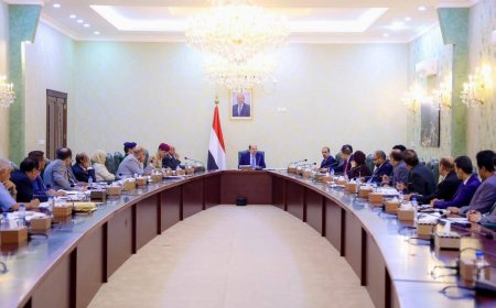 برئاسة الزنداني المجلس الاقتصادي يستعرض الأوضاع الاقتصادية والمالية والخدمية