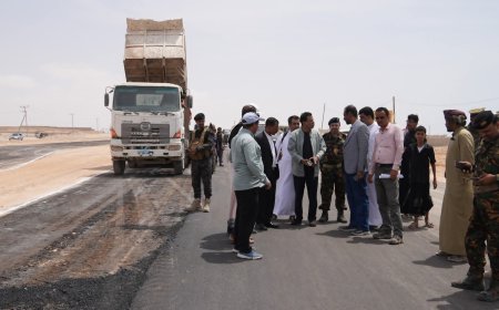 محافظ المهرة يتفقد مستوى الإنجاز في مشروع توسعة واستكمال تشطيبات المدخل الجنوبي لمدينة الغيضة