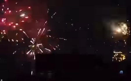 ألعاب نارية تُضيء سماء المكلا احتفالاً بذكرى الوحدة اليمنية
