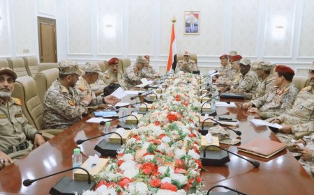 نائب رئيس الأركان يعقد اجتماعاً موسعاً بالهيئات والدوائر والمناطق العسكرية