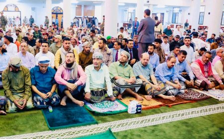 العليمي والصبيحي والزنداني يؤدون صلاة عيد الأضحى في عدن وسط حضور رسمي وشعبي واسع