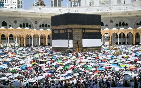 الحجاج المتعجلون يؤدون طواف الوداع في المسجد الحرام