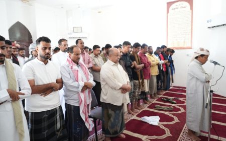 الخنبشي يؤدي صلاة الغائب في المكلا على روح فقيد الوطن الرئيس السابق عبدربه منصور هادي 