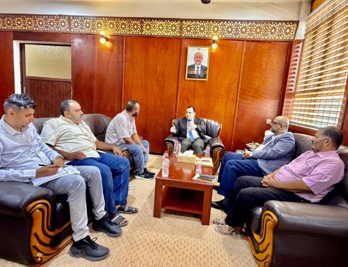 الوزير السقطري يُشيد بأداء مصنع الغويزي ويؤكد دعم تطوير الصناعات السمكية الوطنية