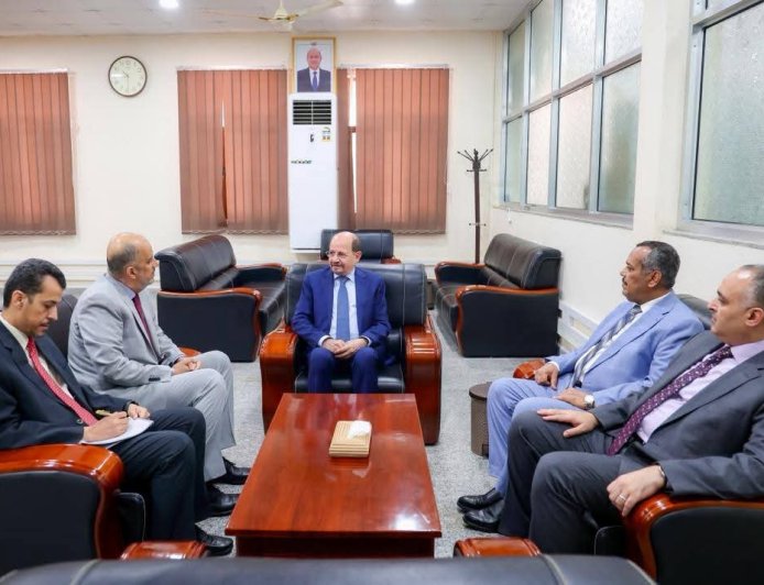 الزنداني يزور وزارة المالية ويوجّه بسرعة تنفيذ القرارات الأخيرة وتعزيز الشفافية المالية
