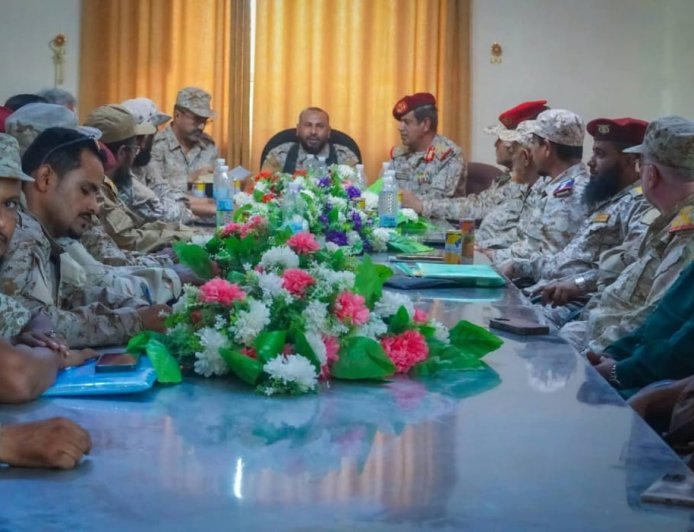 لجنة وزارة الدفاع تناقش إجراءات الإستلام والتسليم بمحور الضالع