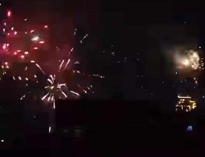 ألعاب نارية تُضيء سماء المكلا احتفالاً بذكرى الوحدة اليمنية