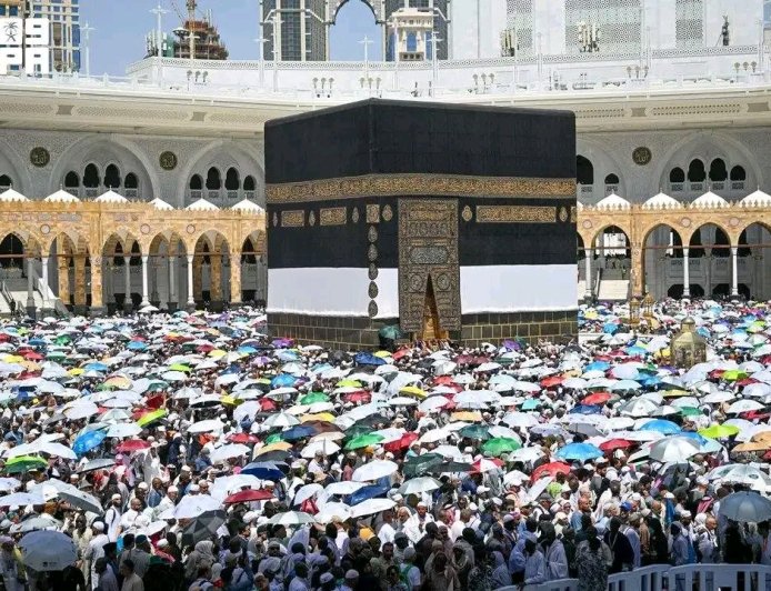 الحجاج المتعجلون يؤدون طواف الوداع في المسجد الحرام