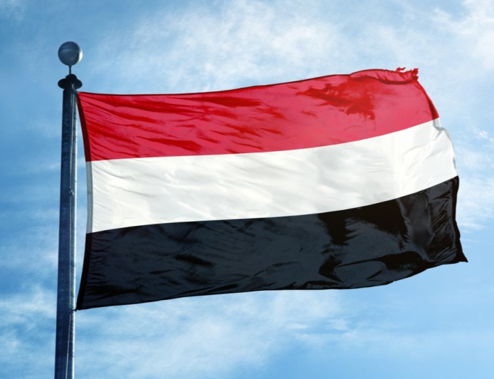عزل مسؤول يمني  بارز عن عمله بسبب قيامه بهذا  التصرف