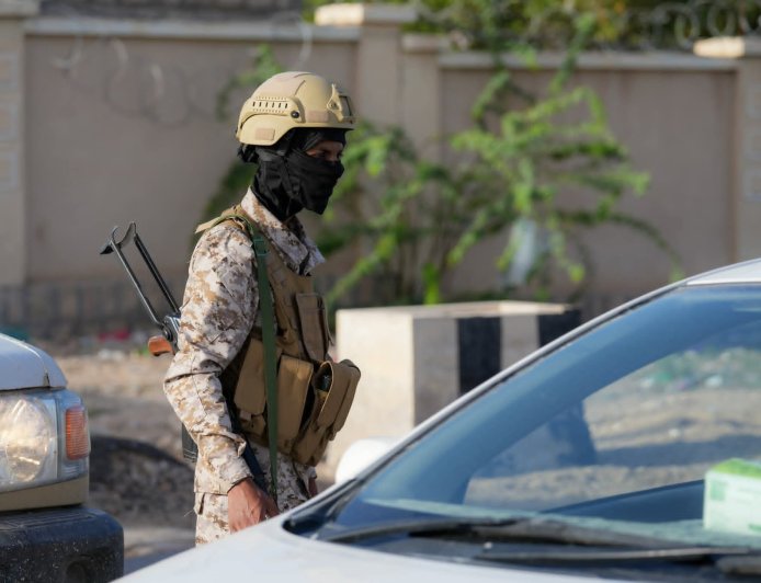 قوات درع الوطن تضبط سيارة مسروقة وتلقي القبض على المتهمين