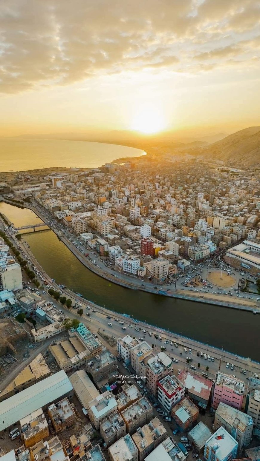 المكلا تستقبل أول أيام الأربعينية وسط اختناقات بحرارة الصيف وانهيار منظومة الكهرباء