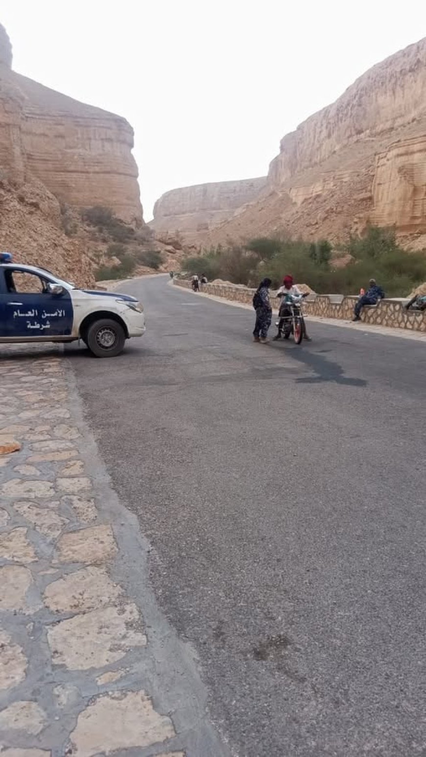 بعد شكاوى المواطنين.. أمن دوعن يوقف سباقات الشباب الطائشة في عقبة شتنة وخيلة
