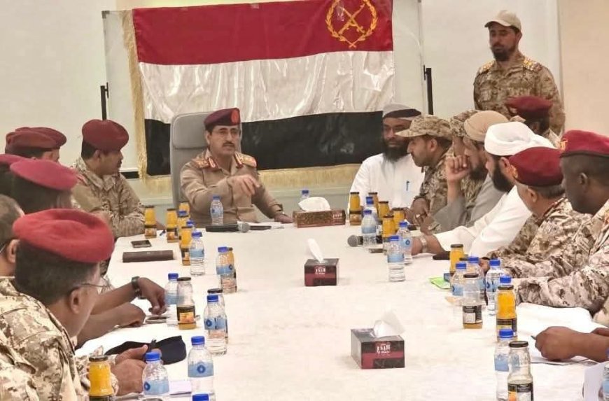 وزير الدفاع يؤكد رفع الجاهزية وتعزيز الأمن خلال اجتماع موسع بقيادة المنطقة الأولى