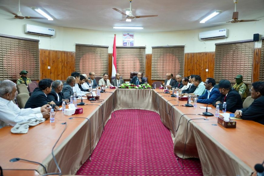 الخنبشي يناقش مع قيادات مديريات الوادي والصحراء أبرز التحديات الخدمية والتنموية بحضرموت