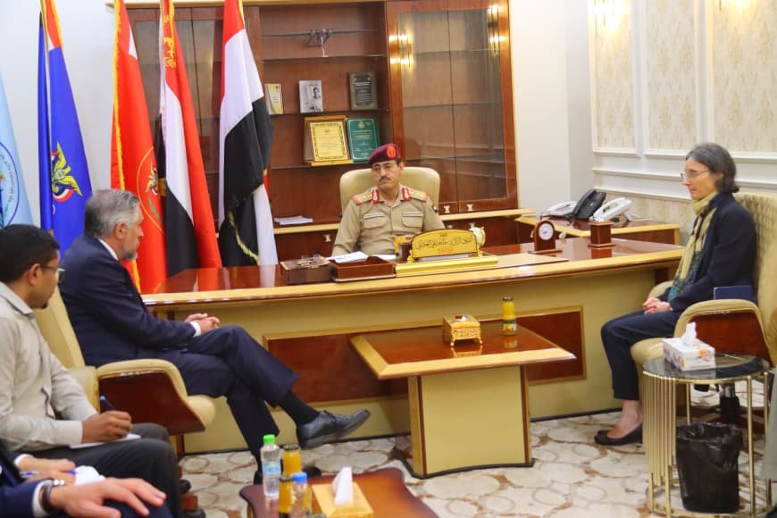 وزير الدفاع يلتقي رئيس بعثة الاتحاد الأوروبي وسفيرة فرنسا لدى اليمن
