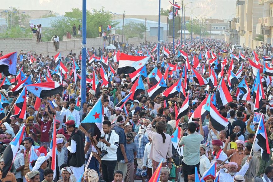 محلل سياسي يفتح النار على بقايا  المجلس الإنتقالي المنحل