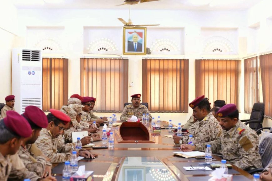 اللواء اليميني يترأس اجتماعاً استثنائياً لتعزيز الجاهزية العسكرية والأمنية بساحل حضرموت