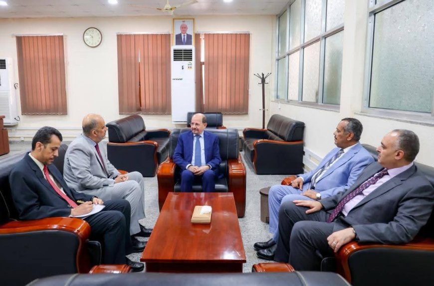 الزنداني يزور وزارة المالية ويوجّه بسرعة تنفيذ القرارات الأخيرة وتعزيز الشفافية المالية