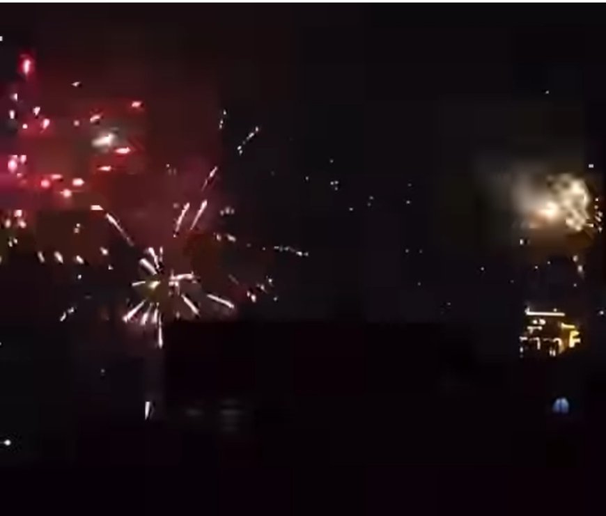 ألعاب نارية تُضيء سماء المكلا احتفالاً بذكرى الوحدة اليمنية