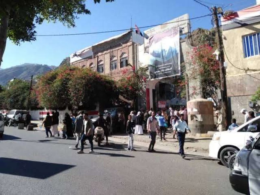 حملة شعبية وغضب واسع ضد إدارة الجوازات بمحافظة تعز لهذا السبب