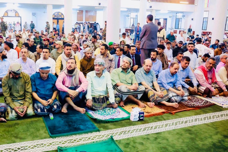 العليمي والصبيحي والزنداني يؤدون صلاة عيد الأضحى في عدن وسط حضور رسمي وشعبي واسع